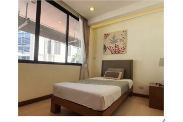 Modern 2bed Low Rise Apartment in Prime Location, Steps from BTS Ploenchit!