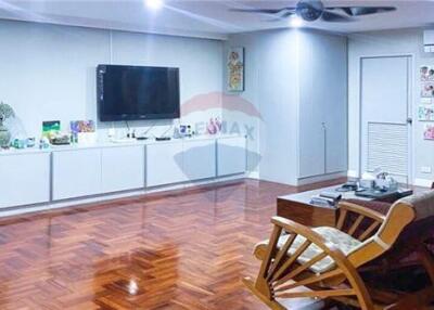 For Sale Spacious 3 bedrooms with balcony on 23 floor@Oriental Towers