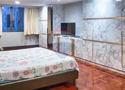 For Sale Spacious 3 bedrooms with balcony on 23 floor@Oriental Towers