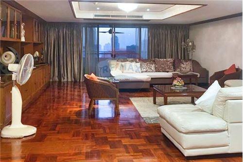 For Sale Spacious 3 bedrooms with balcony on 23 floor@Oriental Towers