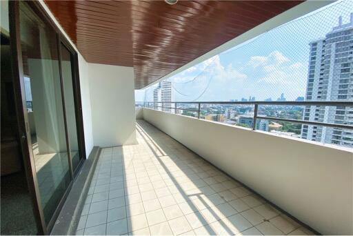 For Sale Spacious 4 bedrooms with balcony on 16 floor@Oriental Towers