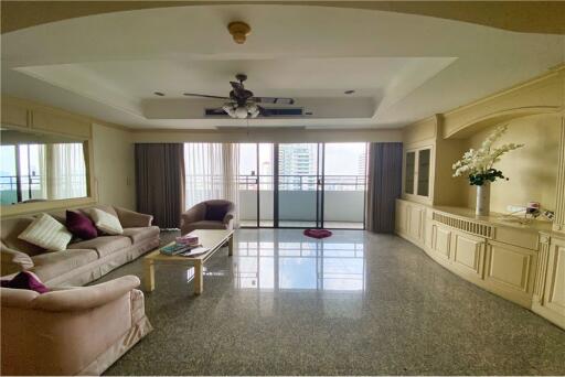 For Sale Spacious 4 bedrooms with balcony on 16 floor@Oriental Towers