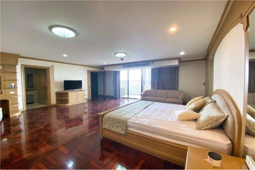 For Sale Spacious 4 bedrooms with balcony on 16 floor@Oriental Towers