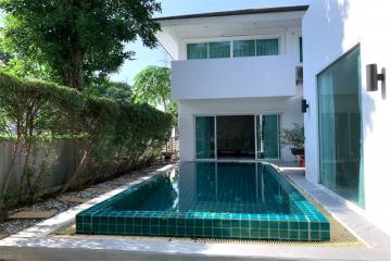 A homey house for rent with a swimming pool in Pattanakarn with great value.