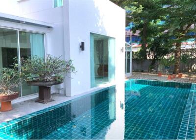 A homey house for rent with a swimming pool in Pattanakarn with great value.