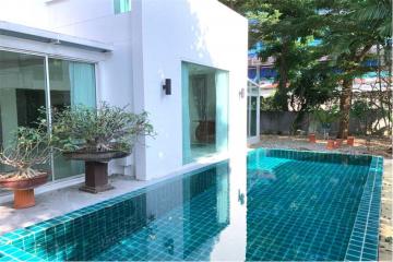 A homey house for rent with a swimming pool in Pattanakarn with great value.