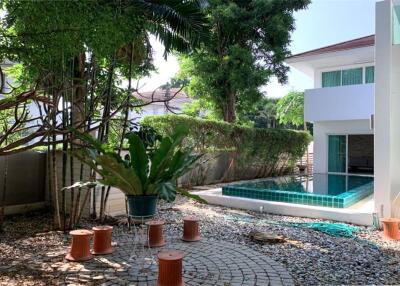 A homey house for rent with a swimming pool in Pattanakarn with great value.