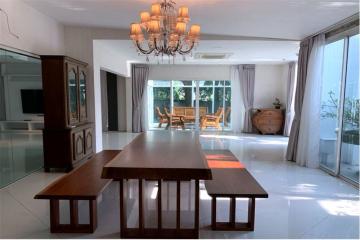 A homey house for rent with a swimming pool in Pattanakarn with great value.