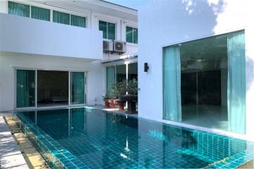 A homey house for rent with a swimming pool in Pattanakarn with great value.