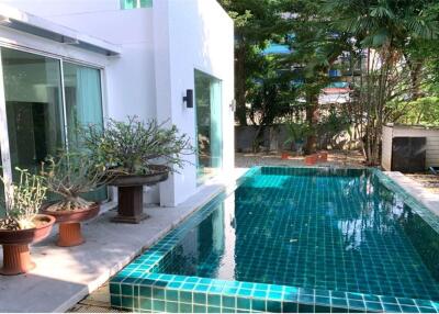 A homey house for rent with a swimming pool in Pattanakarn with great value.