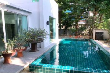 A homey house for rent with a swimming pool in Pattanakarn with great value. - 920071062-100