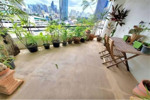 NEW PRICE !! For sale with tenant big balcony 3 bedrooms on 9 floor Moon Tower Just 600m to BTS Thonglor Station