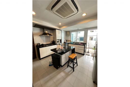 For Rent Spacious 3+1 bedrooms in Sukhumvit 23 Asoke