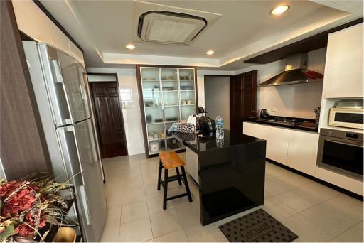 For Rent Spacious 3+1 bedrooms in Sukhumvit 23 Asoke