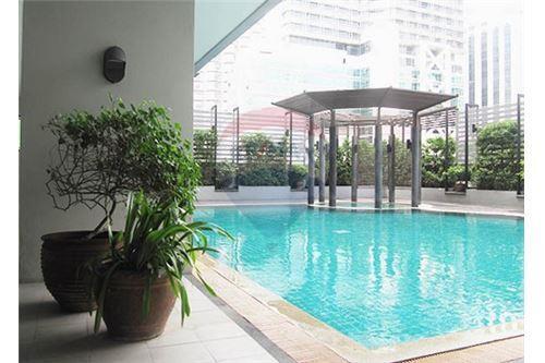 For rent pet friendly apartment 3 bedrooms in Sukhumvit 23 BTS Asoke MRT Sukhumvit