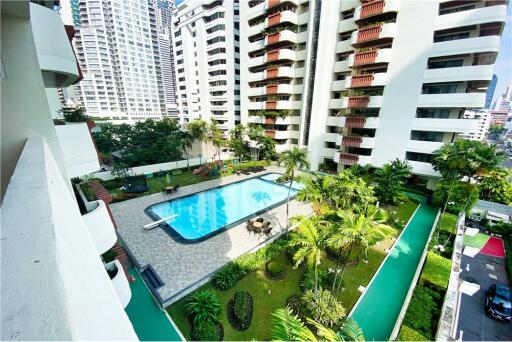 For rent pet friendly apartment 3 bedrooms in Sukhumvit 23 BTS Asoke MRT Sukhumvit