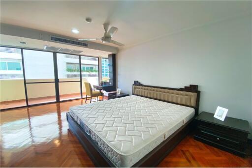 For rent pet friendly apartment 3 bedrooms in Sukhumvit 23 BTS Asoke MRT Sukhumvit