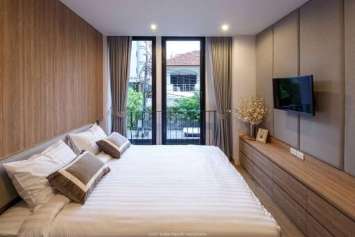 Low rise apartment with 12 mins walk to Ploen Chit BTS Station.