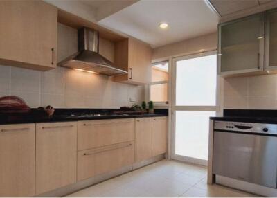 Spacious Pet-Friendly Sukhumvit Apartment with Full Amenities - Near Emsphere