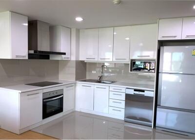 Pets-friendly and effortlessly accessible apartment to BTS Ekkamai and Sukhumvit area. - 920071062-88