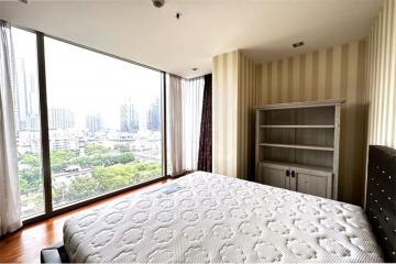 Contemporary style condominium in a tranquil and convenient area with a pet-friendly location on Sukhumvit 38.