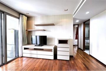 Contemporary style condominium in a tranquil and convenient area with a pet-friendly location on Sukhumvit 38.