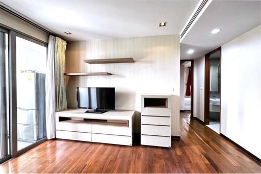 A contemporary style unit with pet-friendly on Sukhumvit 38