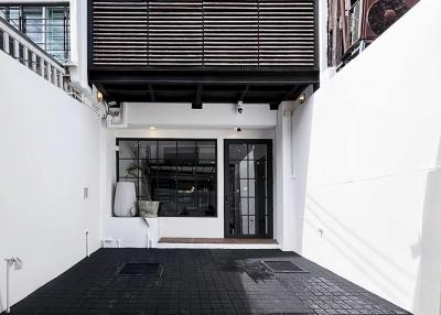 Luxurious townhouse in Sukhumvit 65, recently renovated and prime location.