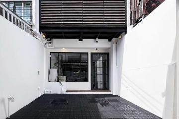 Luxurious townhouse in Sukhumvit 65, recently renovated and prime location. - 920071001-10325