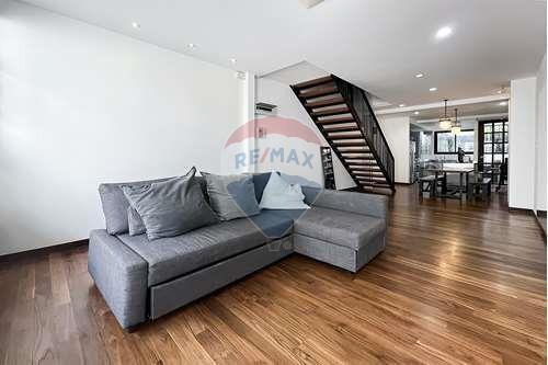 Luxurious townhouse in Sukhumvit 65, recently renovated and prime location. - 920071001-10325