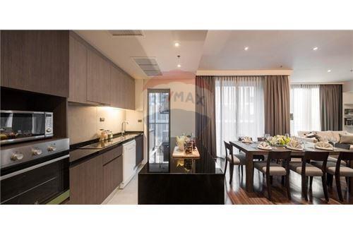 Modern brand new 3 bedrooms with balcony in luxury private apartment Sukhumvit 28