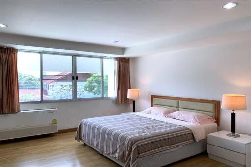 Pets-friendly and effortlessly accessible apartment to BTS Ekkamai and Sukhumvit area. - 920071062-89