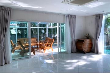 A homey house for rent with a swimming pool in Pattanakarn.