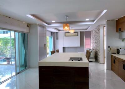 A homey house for rent with a swimming pool in Pattanakarn with great value. - 920071062-86