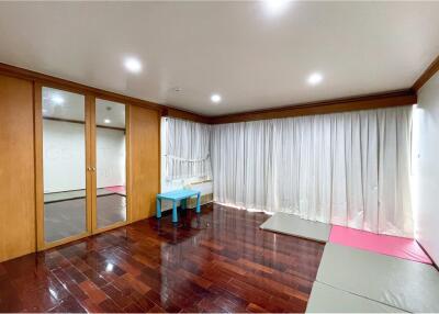 Pet friendly homey 3 bedrooms with big balcony in Soi Ruamrudee Just 800m from BTS Ploenchit - 920071001-10204