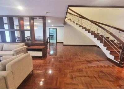 For rent Duplex 3 bedrooms 300 Sqm. high ceiling pet friendly Sukhumvit 24 BTS Phrom Phong