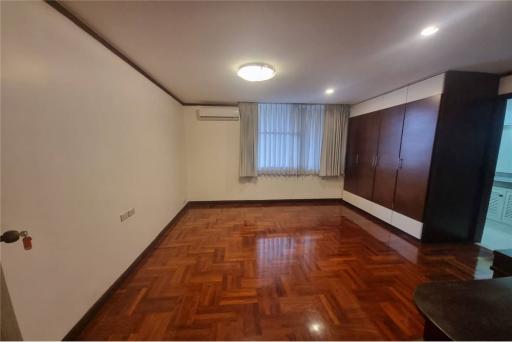 For rent Duplex 3 bedrooms 300 Sqm. high ceiling pet friendly Sukhumvit 24 BTS Phrom Phong