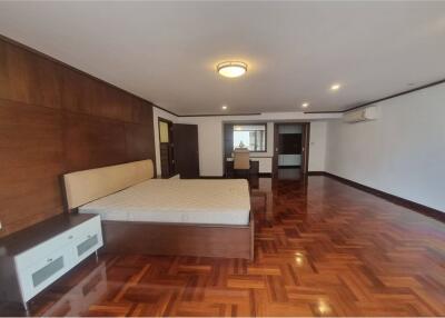 For rent Duplex 3 bedrooms 300 Sqm. high ceiling pet friendly Sukhumvit 24 BTS Phrom Phong