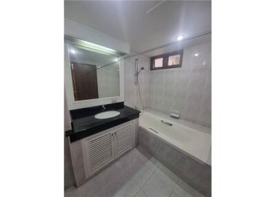 For rent Duplex 3 bedrooms 300 Sqm. high ceiling pet friendly Sukhumvit 24 BTS Phrom Phong - 920071001-10197