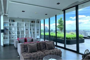 A modern with a spectacular view condominium 3 mins walk to BTS Asoke/MRT Sukhumvit.