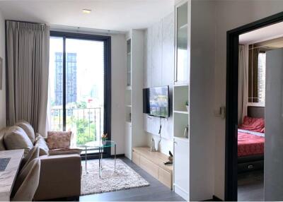 A modern with a spectacular view condominium 3 mins walk to BTS Asoke/MRT Sukhumvit.