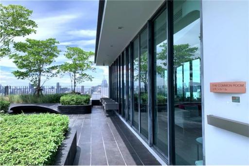 A modern with a spectacular view condominium 3 mins walk to BTS Asoke/MRT Sukhumvit.