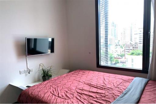 This unit is in Sukhumvit 23 area with very convenient.