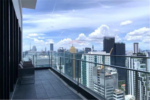 This unit is in Sukhumvit 23 area with very convenient.