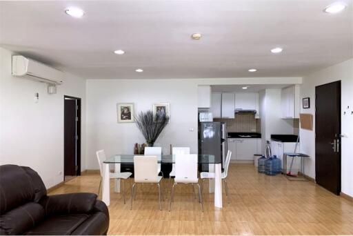 Cozy and fully furnished condominium a 4-minute walk to BTS Ekkamai.