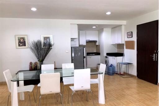 Cozy and fully furnished condominium a 4-minute walk to BTS Ekkamai.