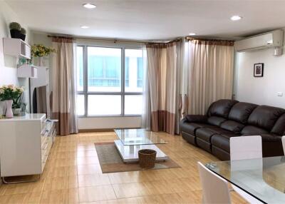 Cozy and fully furnished condominium a 4-minute walk to BTS Ekkamai.