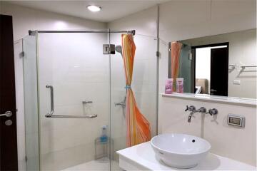 Cozy and fully furnished condominium a 4-minute walk to BTS Ekkamai.