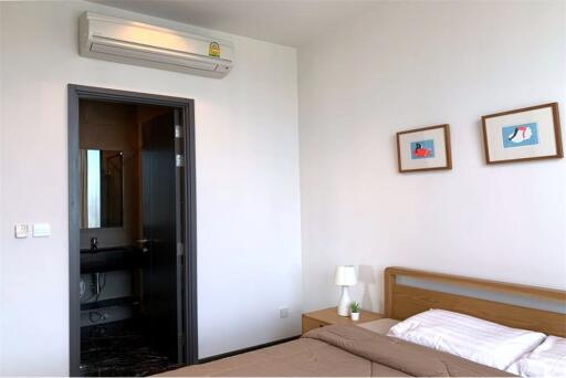 A modern room with a spectacular view 7 mins walk to BTS Asoke.