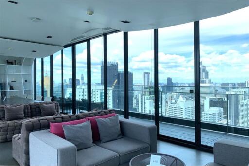 A modern room with a spectacular view 7 mins walk to BTS Asoke.